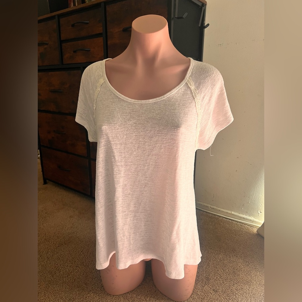 # 110 Women's White Short Sleeve Top